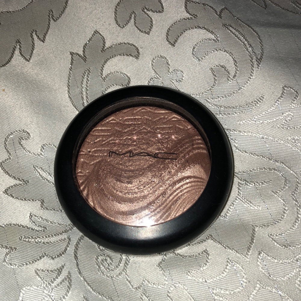 MAC Superb Extra Dimension Skin Finish